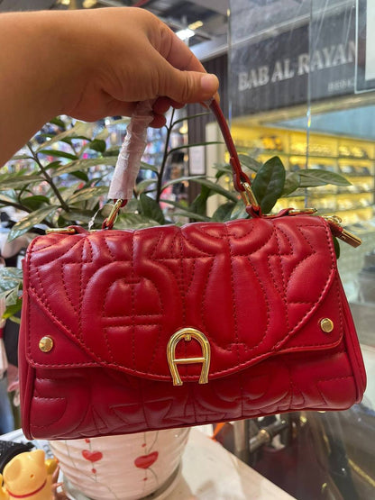 Aigner
95 dhs✅
With box
Size25cm

Zain06
♥️♥️♥️