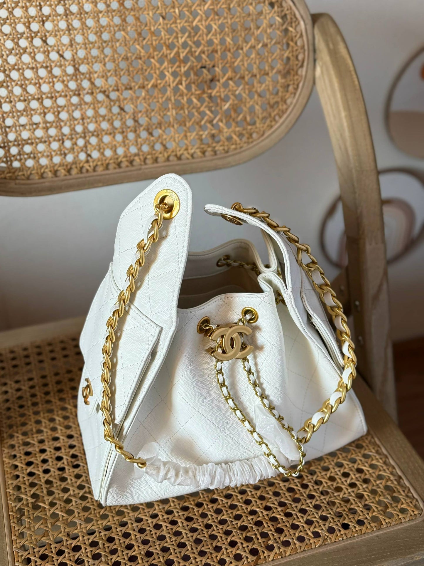 Available again✨✨✨
CHANEL
25cm
380 dhs🇦🇪🇦🇪
*MASTER QUALITY*
With box🎁

Zain167
♥️♥️♥️