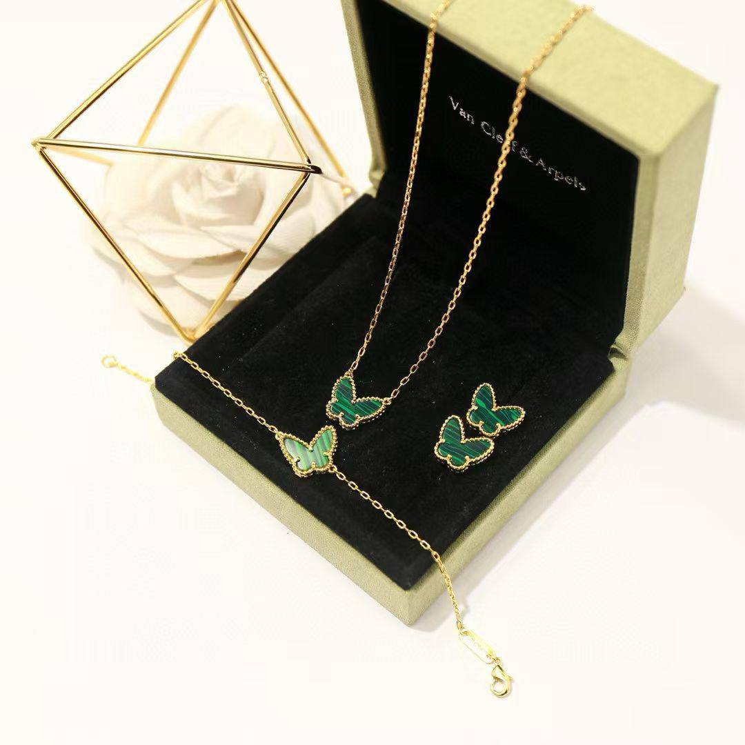 VCA SET❤️‍🔥*
Necklace 🦋
Earring🤯
Bracelet 💥
Master quality 💯
With normal boxes 📦 
105 dhs🪙💚
With master box 🗃️ 
140 dhs🪙💚

Zain216
♥️♥️♥️