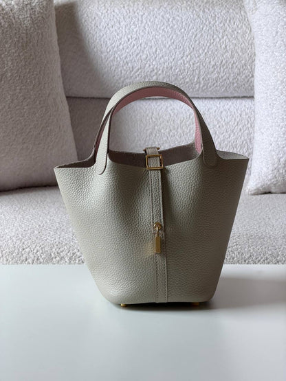 Hermes
picotin 18cm💥Master quality ✅

with box📦

340 dhs✅

Zain52
♥️♥️♥️