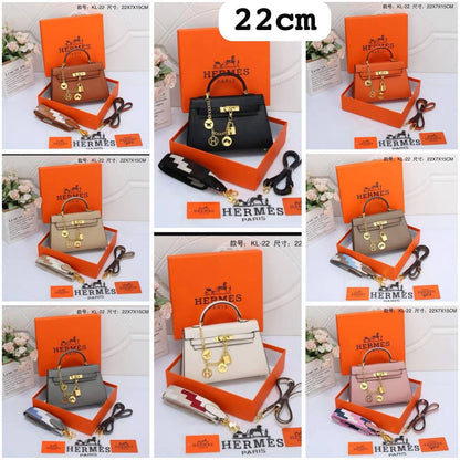 Hermes 
Good Quality 
Double Belt with chain 

With Box 🎁🎁🎁

95 dhs❣️

Zain250
♥️♥️♥️
