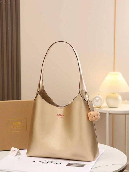 Coach 

good quality, size 34*27 cm 
95 dhs❣️

Zain12
♥️♥️♥️