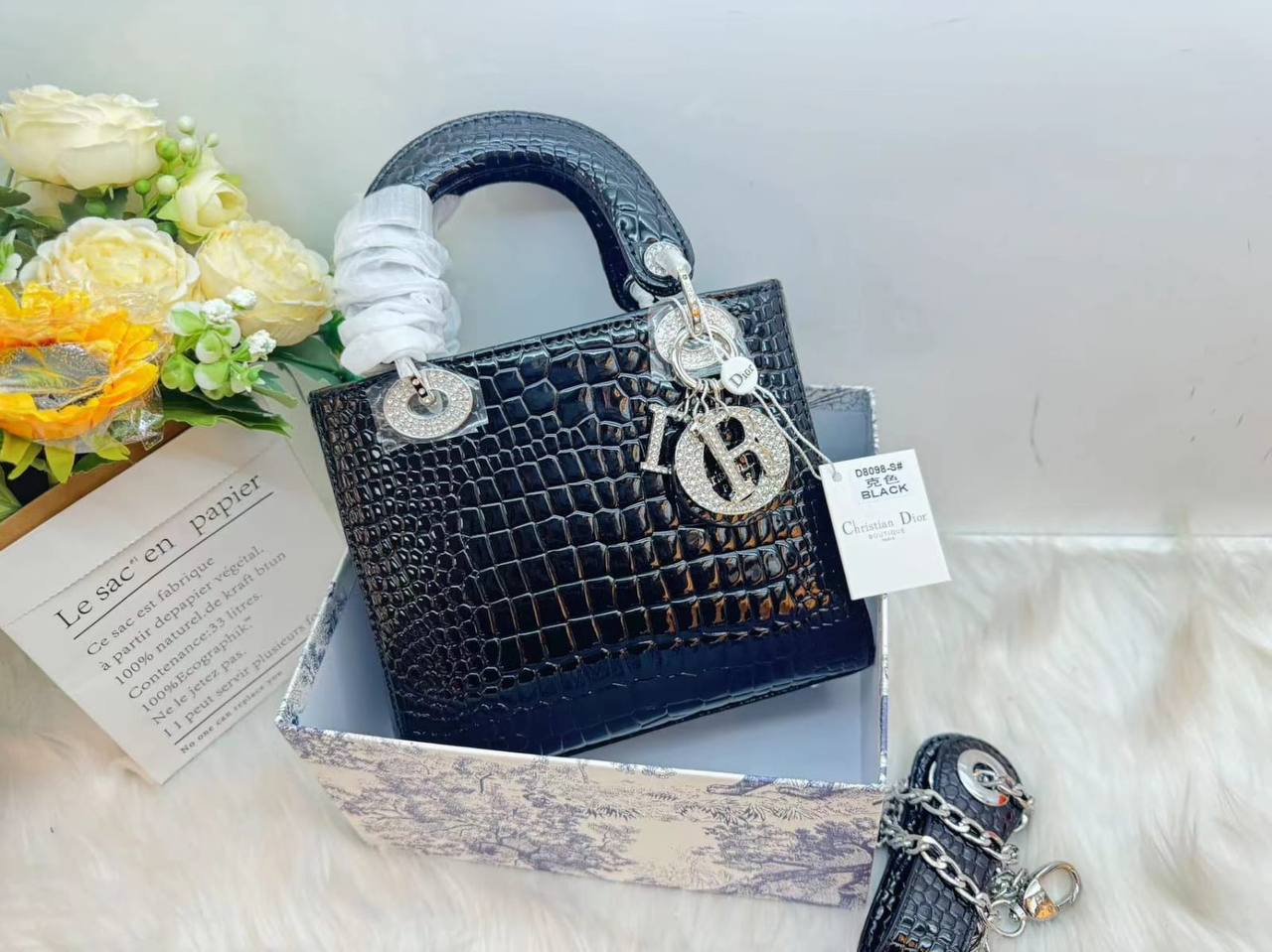 Dior
110 dhs✅
with box
size 17cm

Zain26
♥️♥️♥️