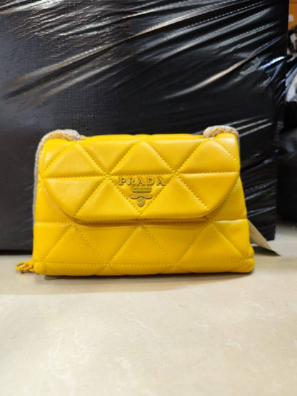 Prada
90 dhs💓 
high quality 24cm

Zain26
♥️♥️♥️