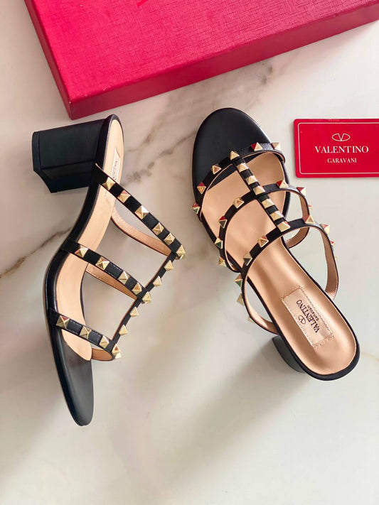 Valentino sandals 

AAA master quality 

Size 37……41 

450 dhs🇦🇪🇦🇪

Available now 

Zain180
♥️♥️♥️