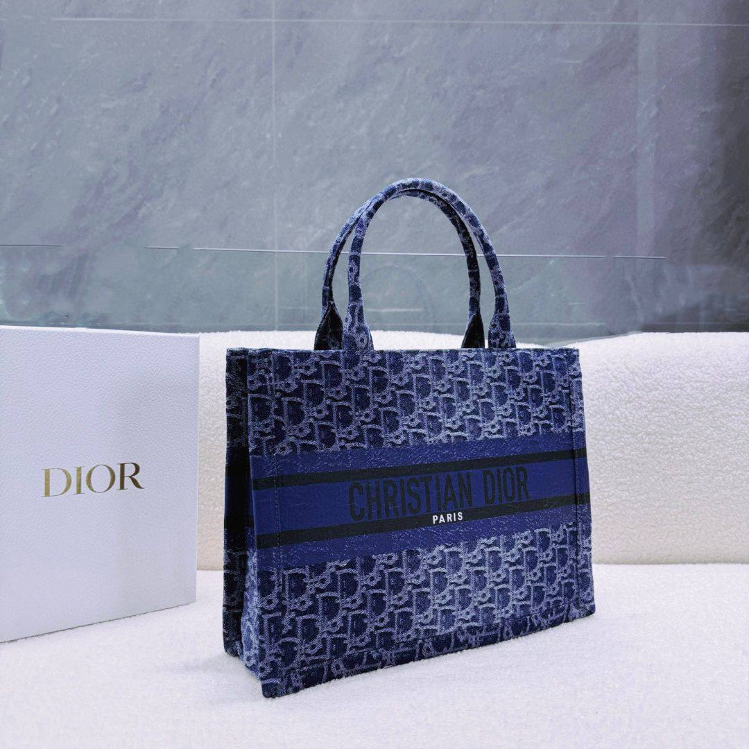 DIOR TOTE BAG 
 HIGH QUALITY ,
SMALL SIZE 105 DHS🇦🇪🇦🇪
BIG SIZE 120 DHS🇦🇪🇦🇪

Zain295
♥️♥️♥️