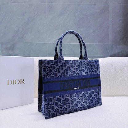 DIOR TOTE BAG 
 HIGH QUALITY ,
SMALL SIZE 105 DHS🇦🇪🇦🇪
BIG SIZE 120 DHS🇦🇪🇦🇪

Zain295
♥️♥️♥️