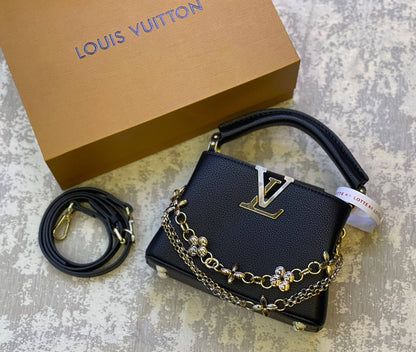 LV
230 dhs❣️

With box.  
🎁🎁🎁

Size. 21 cm.

Zain175
♥️♥️♥️