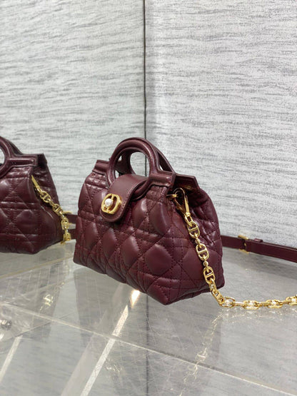 Dior Jolie Top Handle Mini Bag✅*
*Size 18 cm*
*Super Master*
For Price 👇 WTSP Text Zain 0568585901

Zain274
♥️♥️♥️
