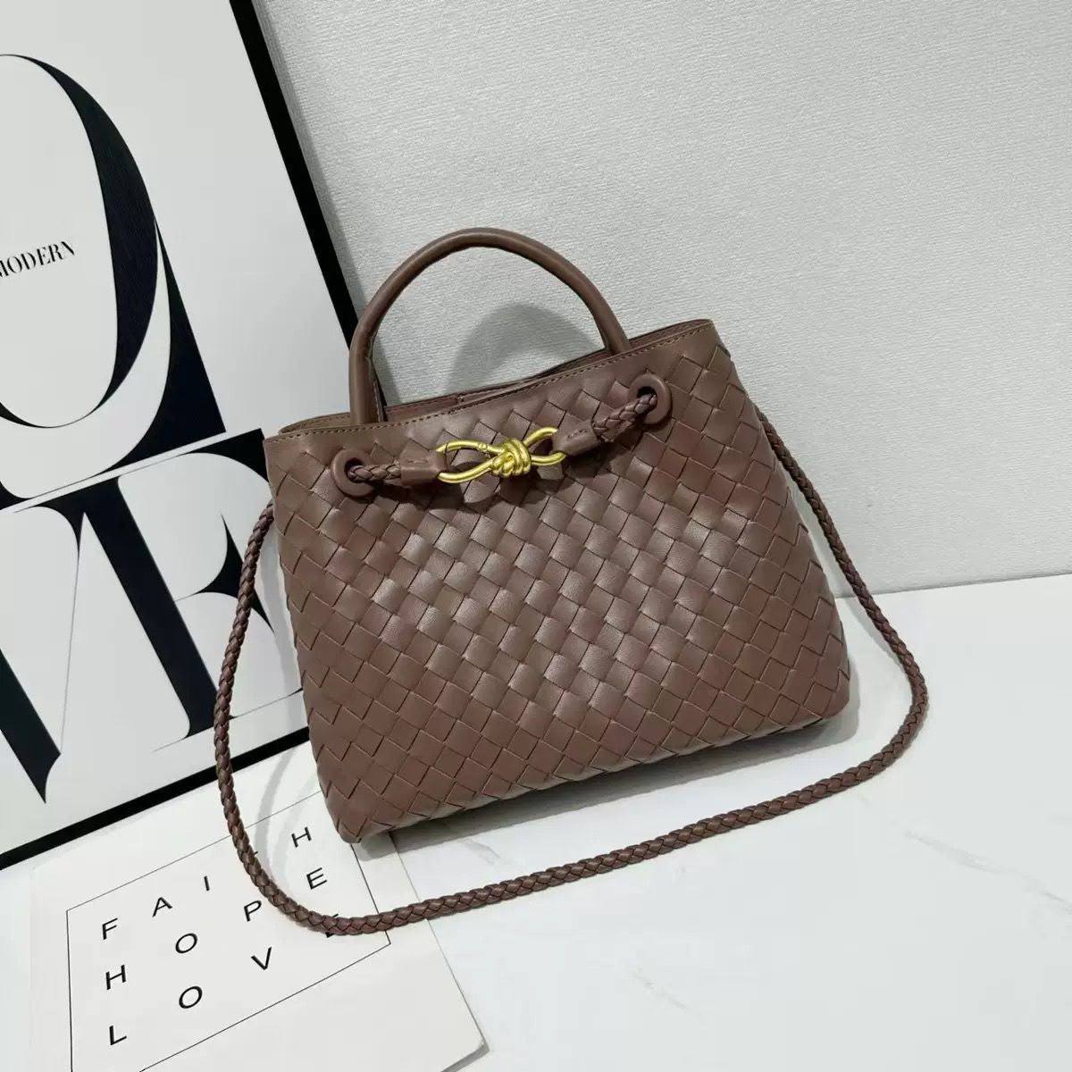 BOTTEGA 
GOOD QUALITY 
WITH BOX 
120 dhs💛
Size: 25cm

Zain295
♥️♥️♥️