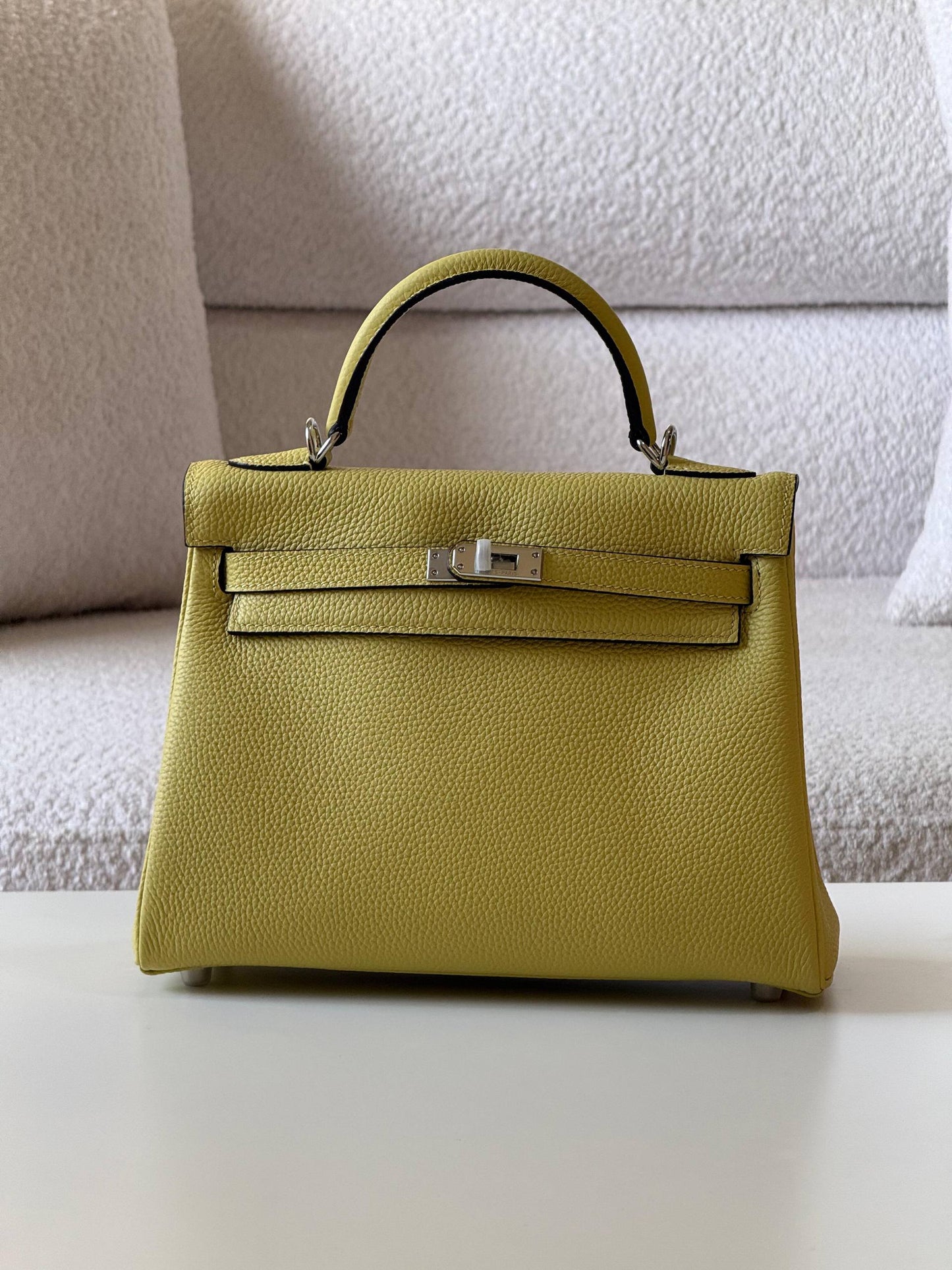 Hermes

kelly 25cm💕

master quality😍with box❤️
🎁🎁🎁

400 dhs❤️💚❤️

Zain52
♥️♥️♥️
