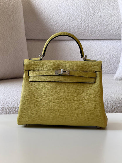 Hermes

kelly 25cm💕

master quality😍with box❤️
🎁🎁🎁

400 dhs❤️💚❤️

Zain52
♥️♥️♥️