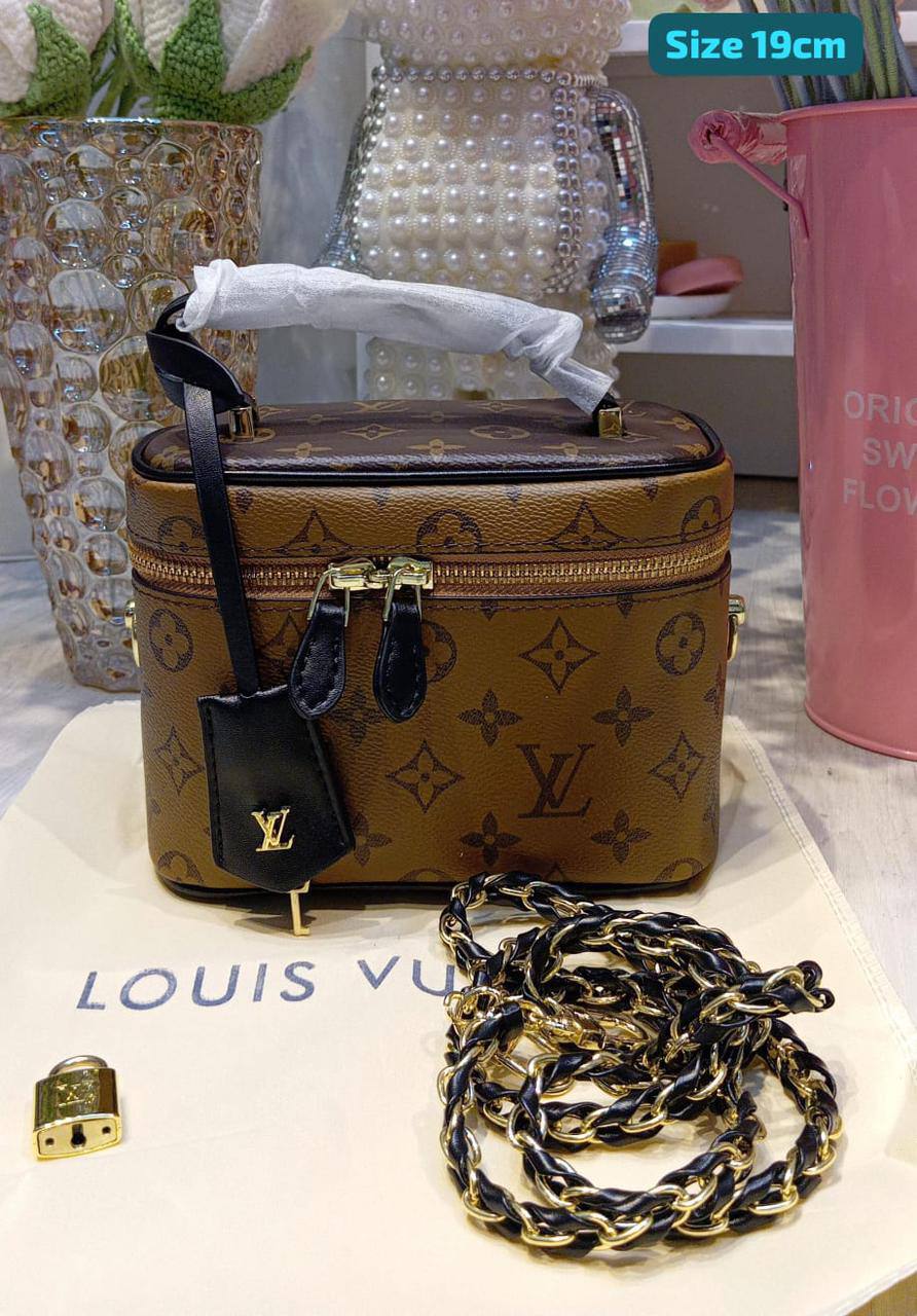 LV
Best quality

With box’s
🎁🎁🎁

95 dhs🪙🌨️
size 19cm

Zain158
♥️♥️♥️