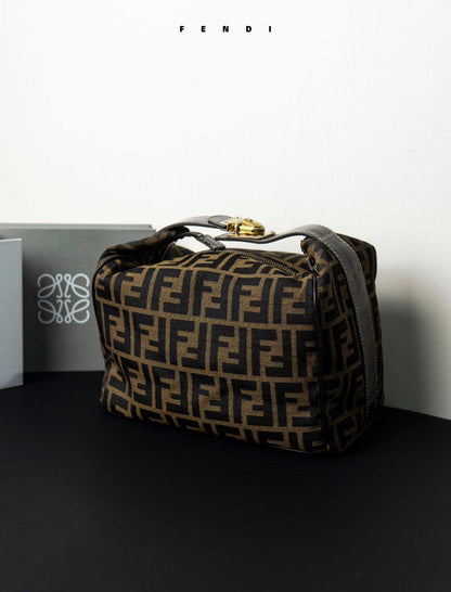 Fendi
90 dhs❣️
SIZE：22cm

Good-quality 

with box🎁🎁🎁

Zain35
♥️♥️♥️