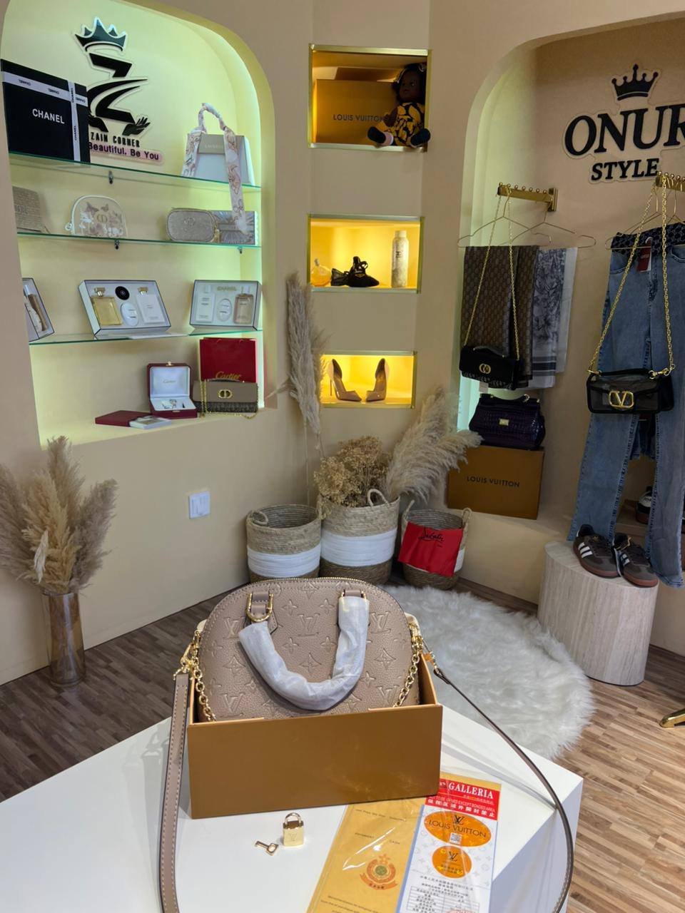 LV

with box🎁🎁🎁

180 dhs💓

Zain175
♥️♥️♥️