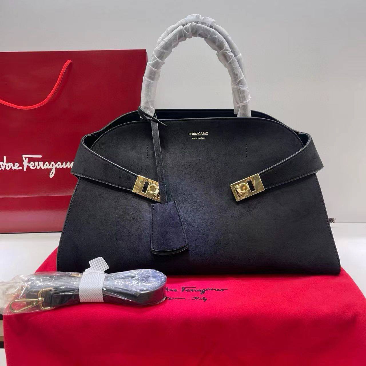 FERRAGAMO  
COPY ONE
270 dhs🪙

Zain39
♥️♥️♥️
