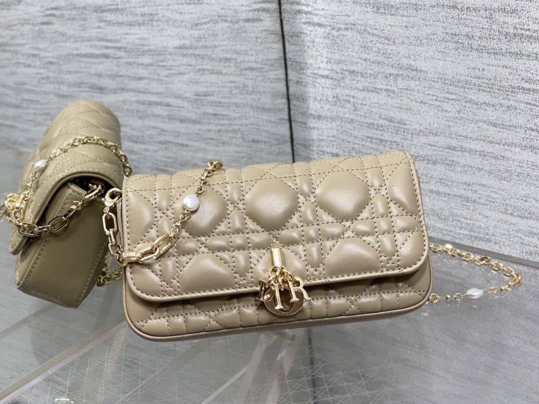 *Dior Talk Phone Pouch✅*
*Size 18 cm*
For Price 👇 WTSP Text Zain 0568585901

Zain274
♥️♥️♥️