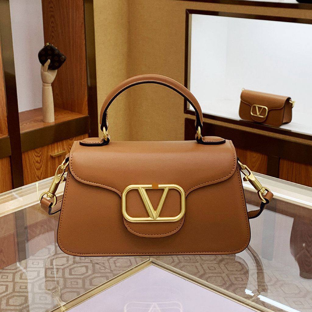 VALENTINO 
NEW CAME GOOD QUALITY
 WITH BOX 
🎁🎁🎁

100 dhs🪙💕

Zain39
♥️♥️♥️