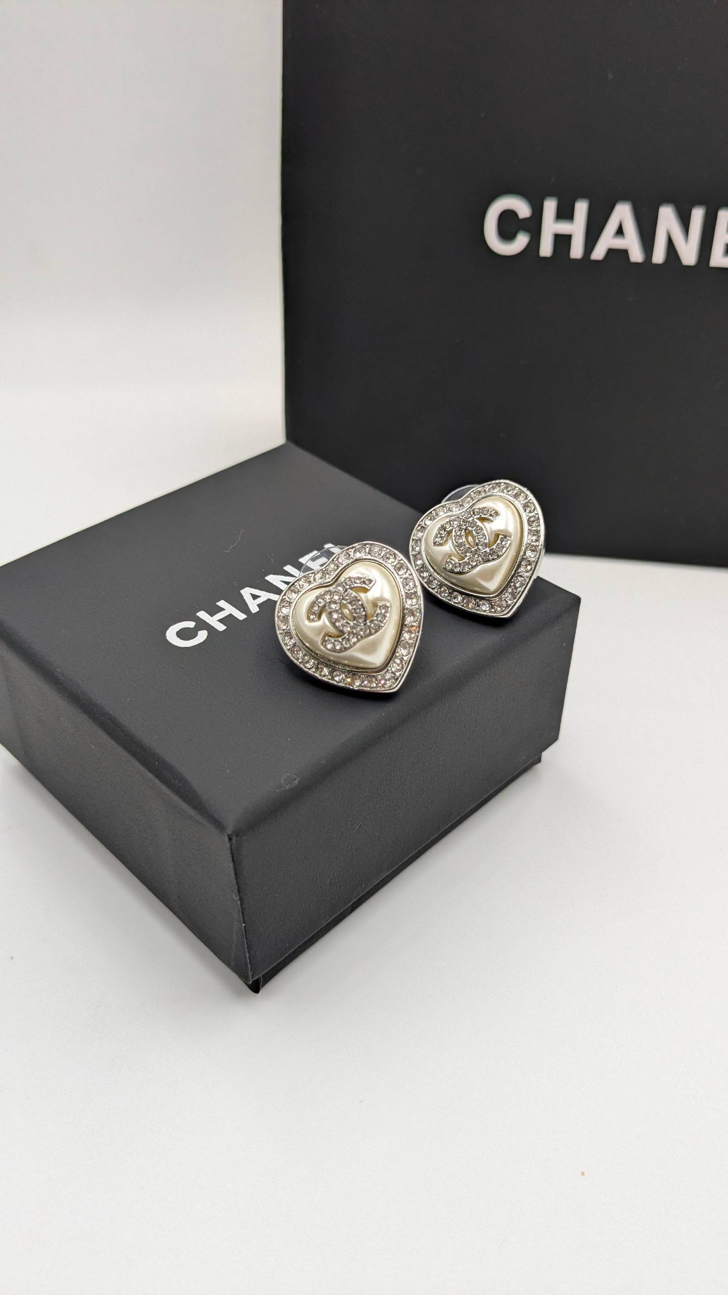 Chanel

normal box🎁

70 dhs❣️

Zain210
♥️♥️♥️