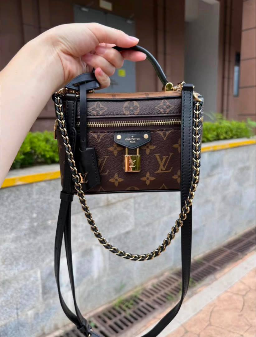 LV
95 dhs✅
With the box
🎁🎁🎁

Zain35
♥️♥️♥️