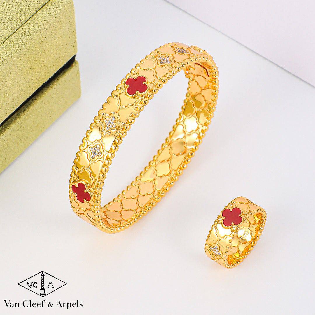 100 dhs🪙🌨️ 
With GOOD Box 
🎁🎁🎁

And Paper Bag
vancleaf Bangle Ring

Zain89
♥️♥️♥️