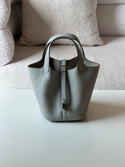 Hermes
picotin 18cm💥Master quality ✅

with box📦

340 dhs✅

Zain52
♥️♥️♥️
