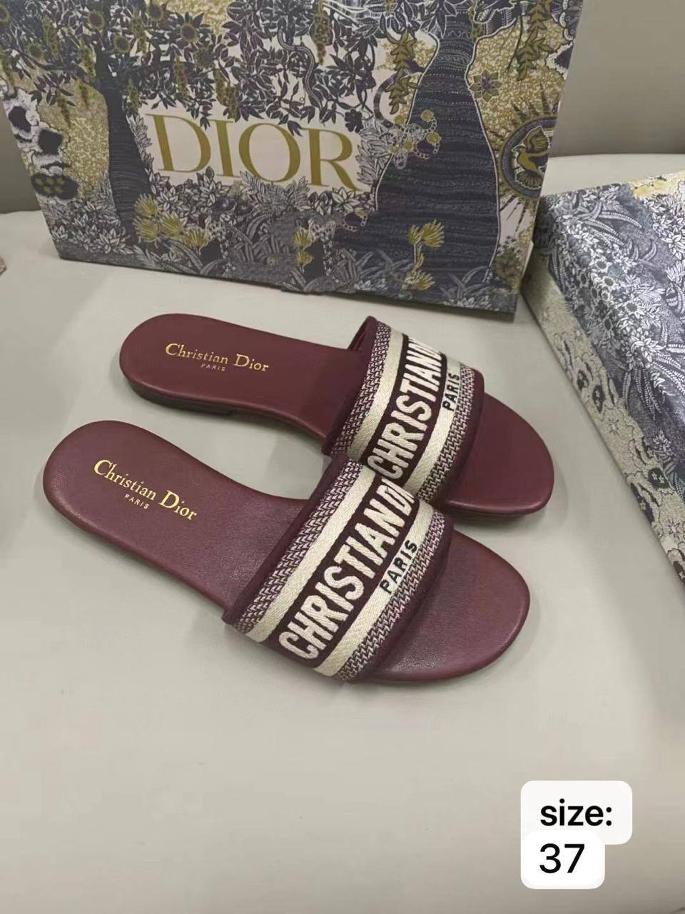Dior  slipper
Size : 37-38
70 dhs💓

Zain115
♥️♥️♥️