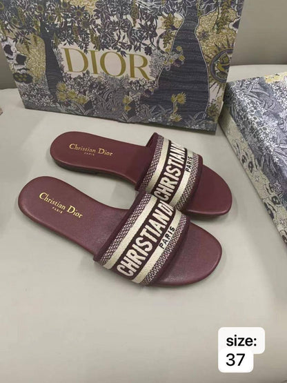 Dior  slipper
Size : 37-38
70 dhs💓

Zain115
♥️♥️♥️