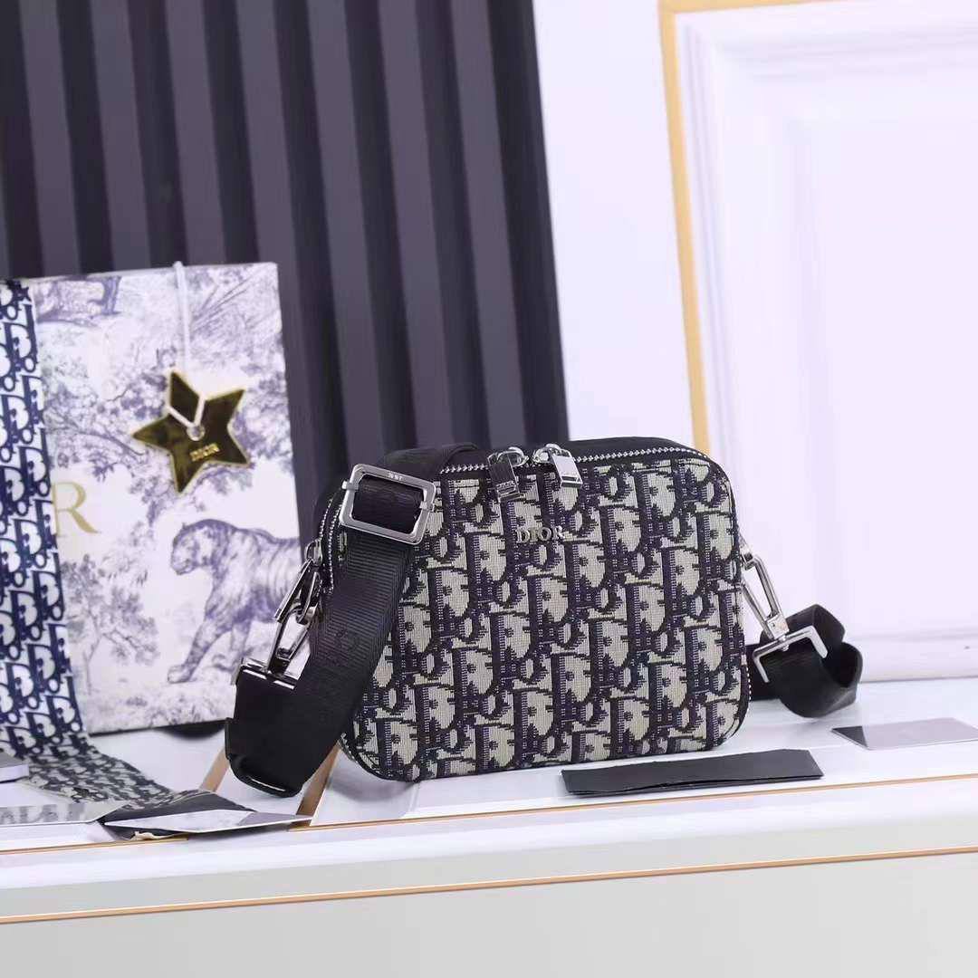 Men's Crossbody 
190 dhs🪙
master

Zain33
♥️♥️♥️