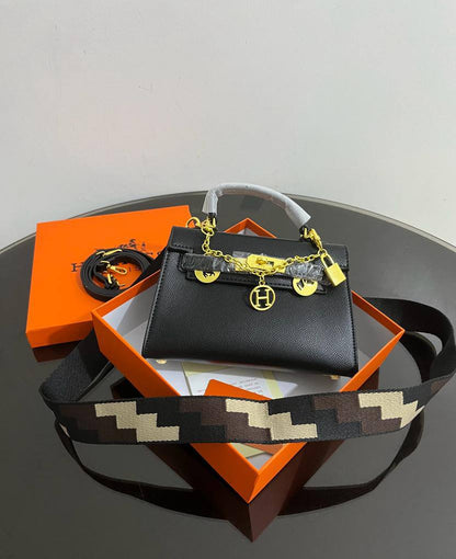 Hermes
95 dhs✅ 
high quality 
With box22cm

Zain26
♥️♥️♥️