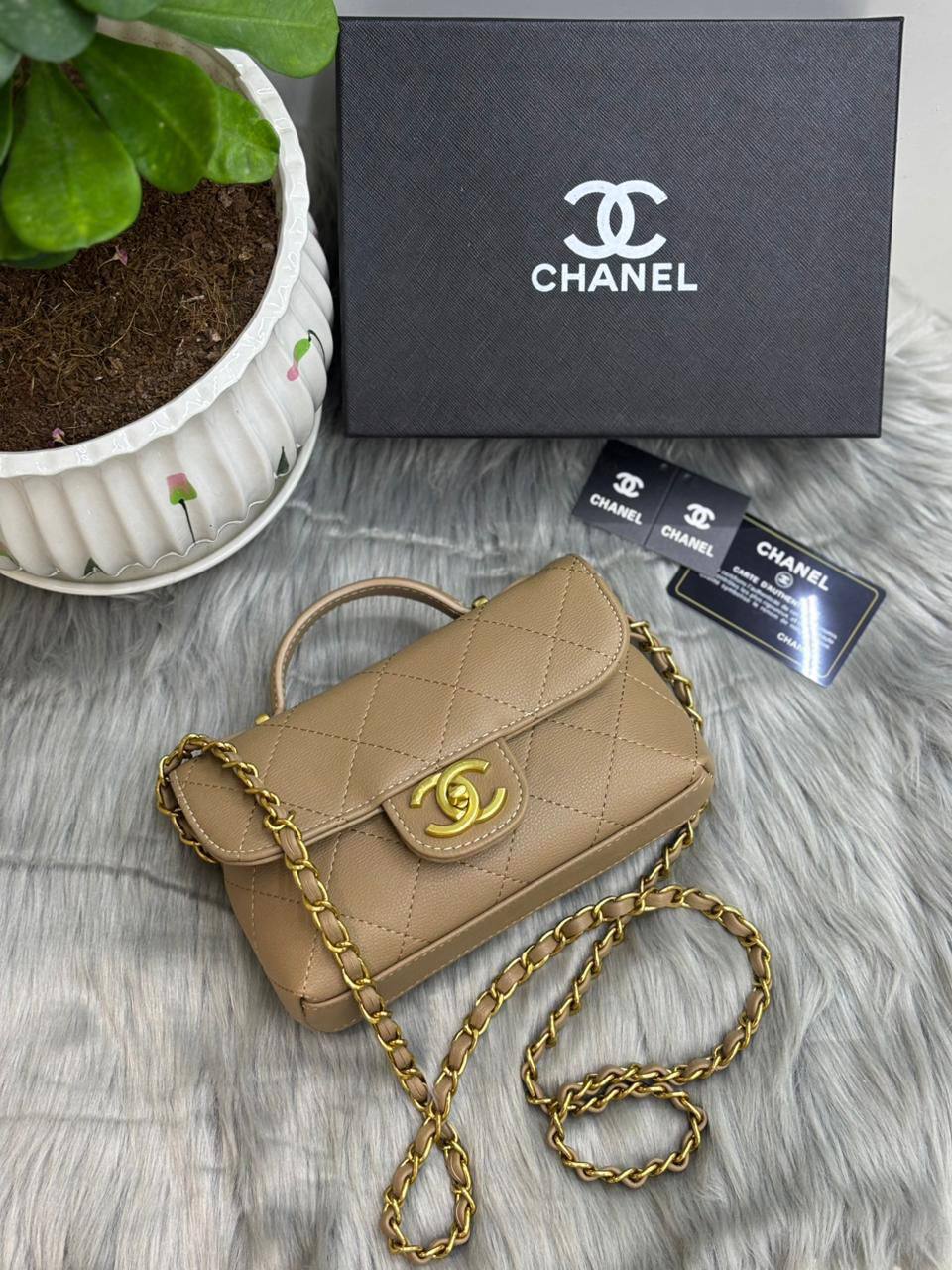 CHANEL
SIZE  ………20CM 🥰
90 dhs💓
with Box🌷
🎁🎁🎁

Zain244
♥️♥️♥️