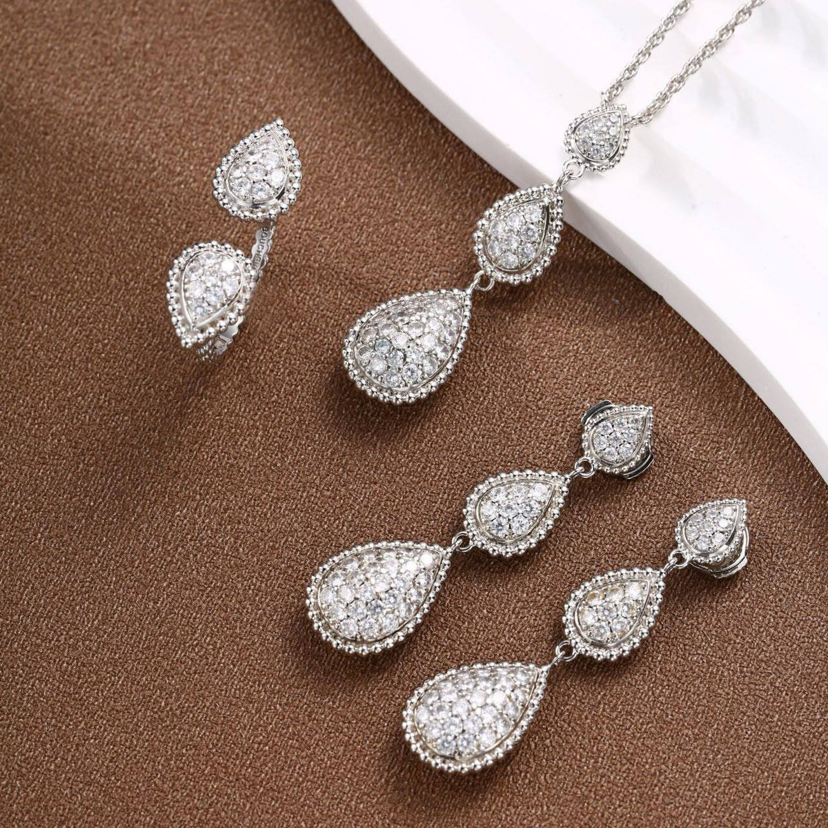 BOUCHERON 
Necklace 🦋
Earring 🐦‍🔥
Ring 💍 free size 
Master quality 💯
With normal boxes 📦 
145 dhs🇦🇪🇦🇪


With master box 🗃️ 
235 dhs🇦🇪🇦🇪

Zain216
♥️♥️♥️