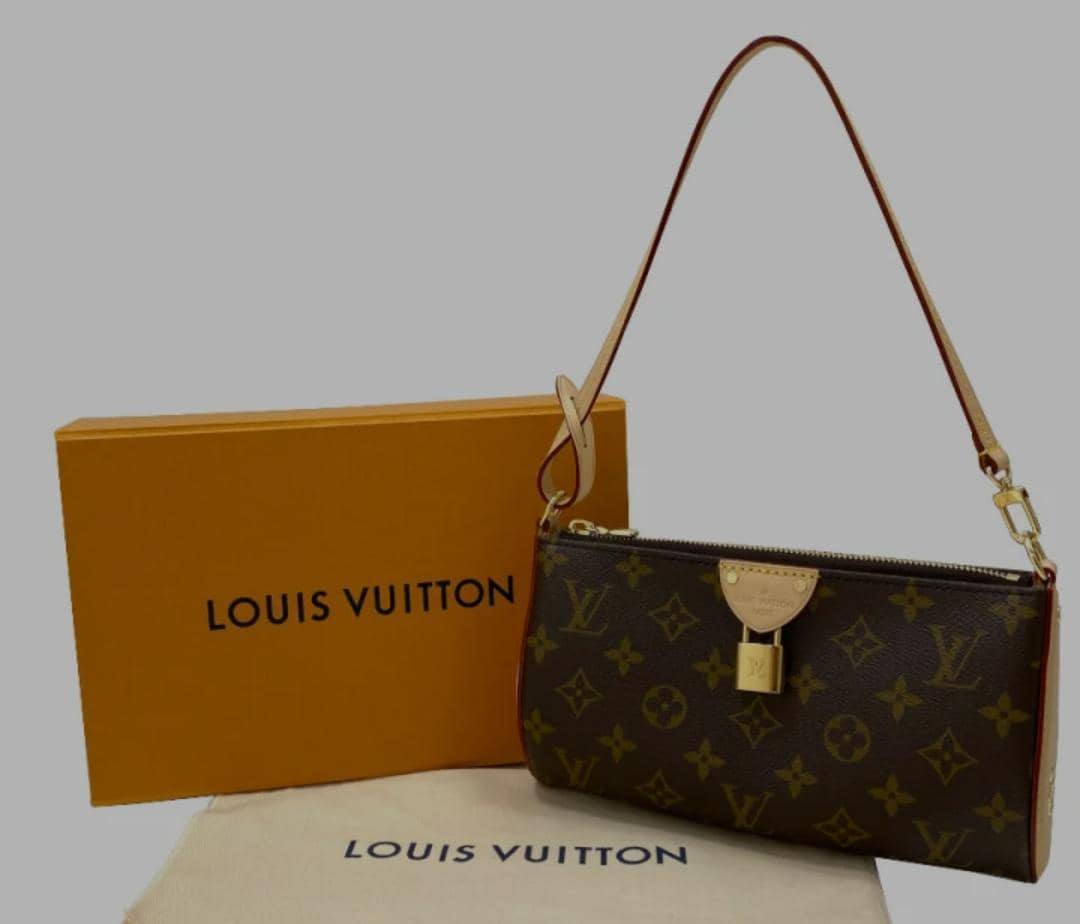 LV
pochette Tirette  Shoulder Bag
Master quality
22cm 

with double box
🎁🎁🎁

230 dhs🪙💚

Zain95
♥️♥️♥️