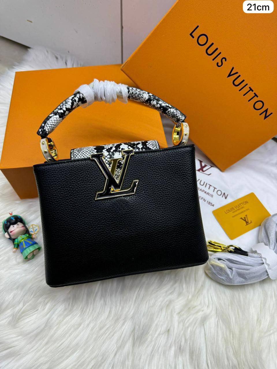 LV 

1️⃣ First Quality +🎁
Size : 25 ~ 21 * 15 cm
100 dhs🇦🇪🇦🇪

with box🎁

Zain115
♥️♥️♥️