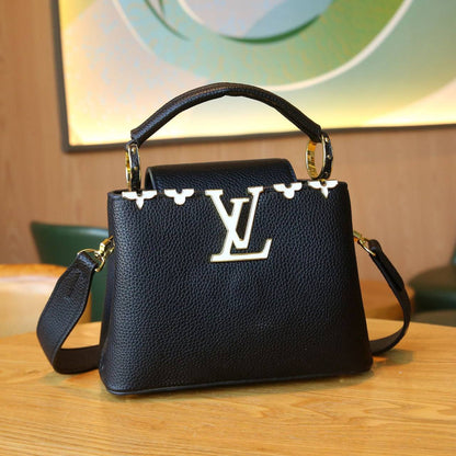 LOUIS VUITTON 

NEW CAME 

HIGH QUALITY 

WITH BOX 

110 DHS🇦🇪🇦🇪
Zain295
♥️♥️♥️