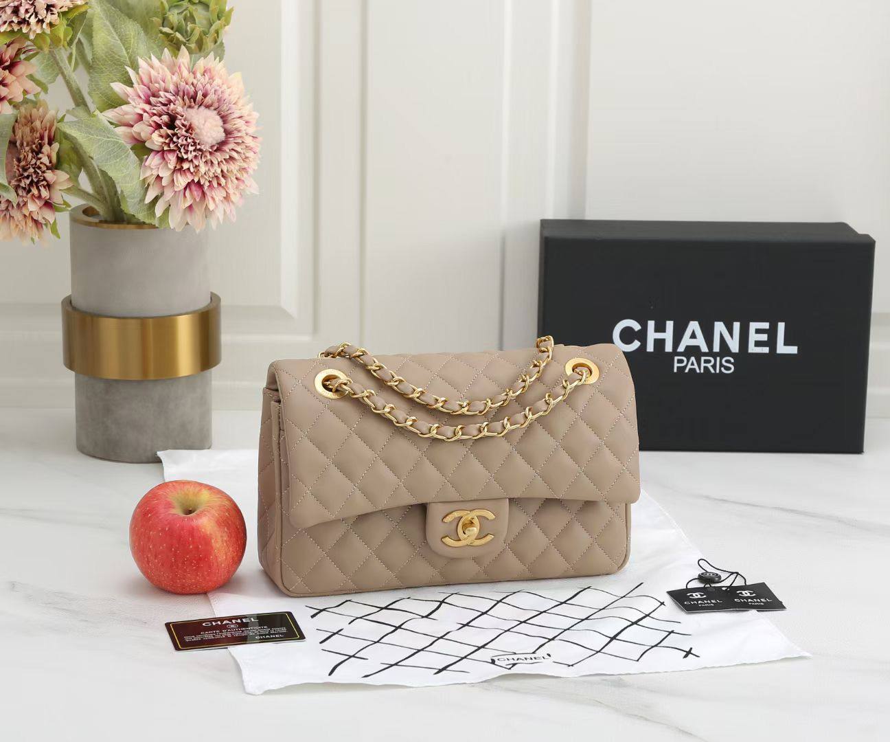 Chanel

With box 
🎁🎁🎁

115 dhs❣️

Zain136
♥️♥️♥️