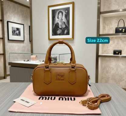 Miu Miu

Good quality 

with box 
🎁🎁🎁

95 dhs❣️

Zain186
♥️♥️♥️