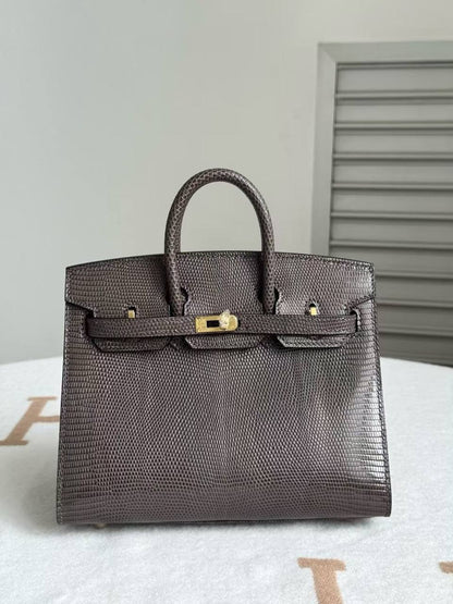 Hermes
Birkin 25 handbag is crafted from green lizard skin.❤️❤️💯

Zain71
♥️♥️♥️
