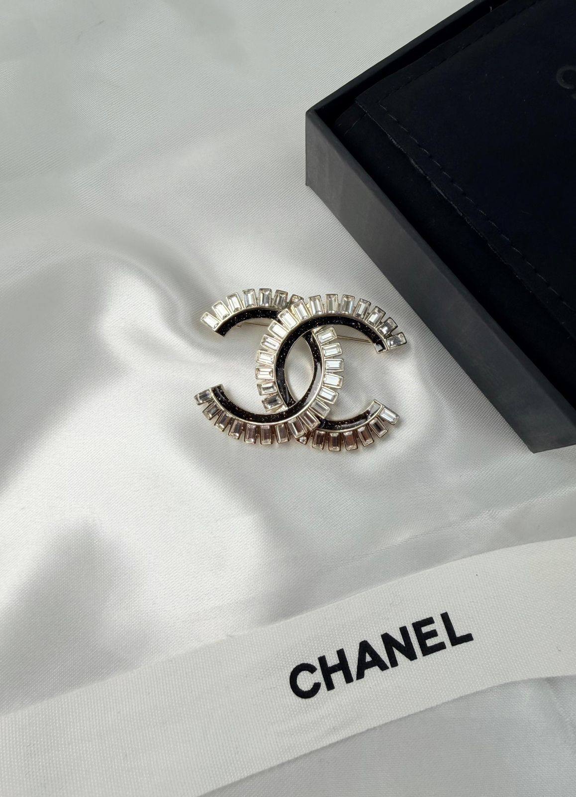 *CHANEL*  🤍

🆕🎉🥳🎊🆕
* BROOCH, Clip , Pin
* Gold-Finish Metal (Gold Plated)

* ⁠↗️ *Super Master Quality ®️* 🫆

*75 dhs💚* with *Normal* Box & Bag
*95 dhs💚* with *Orignal* Packaging 🎁

Zain209
♥️♥️♥️