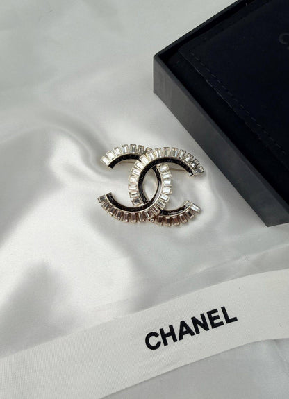 *CHANEL*  🤍

🆕🎉🥳🎊🆕
* BROOCH, Clip , Pin
* Gold-Finish Metal (Gold Plated)

* ⁠↗️ *Super Master Quality ®️* 🫆

*75 dhs💚* with *Normal* Box & Bag
*95 dhs💚* with *Orignal* Packaging 🎁

Zain209
♥️♥️♥️
