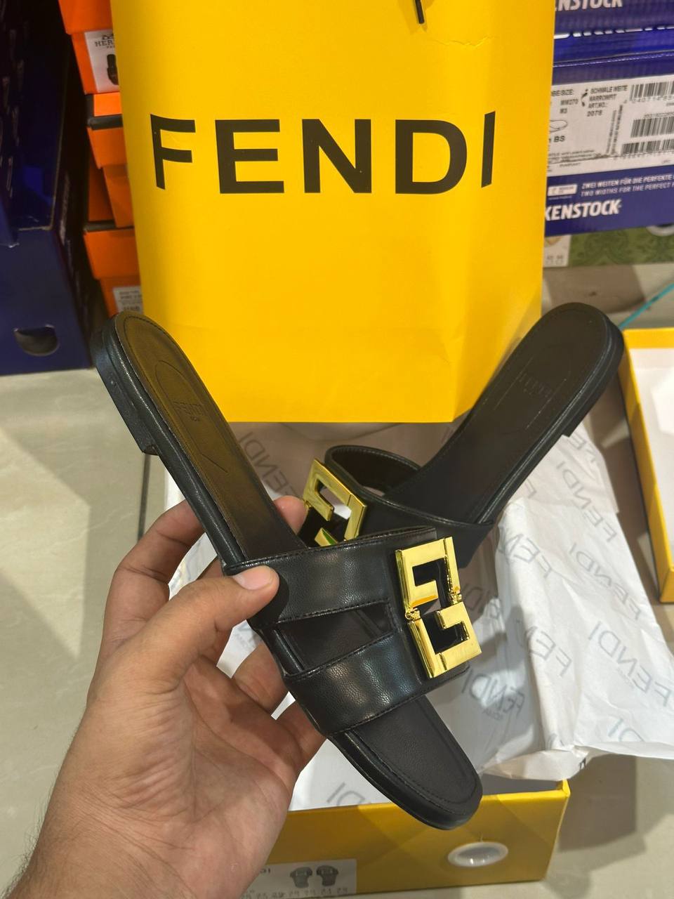 Fendi 

Size 36 to 41

90 dhs✅

Zain146
♥️♥️♥️