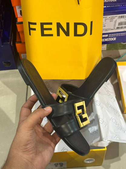 Fendi 

Size 36 to 41

90 dhs✅

Zain146
♥️♥️♥️