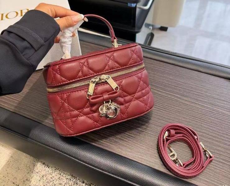 DIOR

Mini Vanity

Master quality

17*12*8 cm 
with box

280 dhs🇦🇪🇦🇪
again available

Zain95
♥️♥️♥️