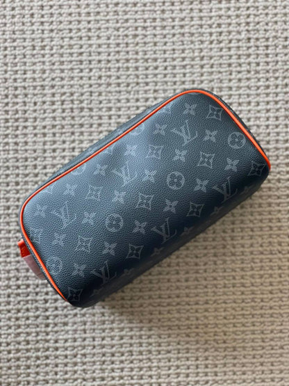LV
*Wash Bag*
*Super Master Quality*
750 dhs✅

Zain179
♥️♥️♥️