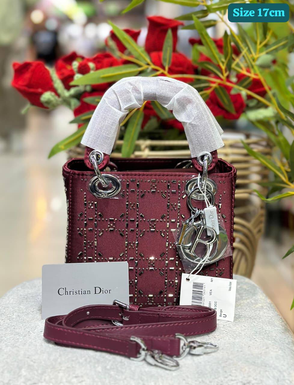 Dior
Good quality 

with box 🎁🎁🎁

120 dhs💓

Zain186
♥️♥️♥️