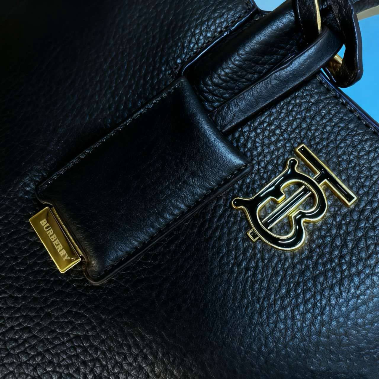 BURBERRY 
NEW CAME GOOD QUALITY  
110 dhs🪙💕

Zain39
♥️♥️♥️