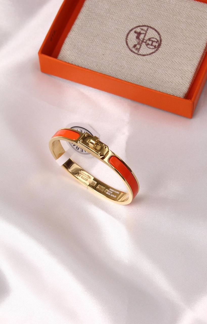 *HERMES*  🧡🐎
    *  ⬆️MINI CLIC KELLY BRACELET
* ⁠↗️ *Super Master Quality* ®️
* ⁠Gold Plated
* ⁠Size 17cm
*125 dhs👑* with *Normal* Box & Bag
*145 dhs👑* with *Orignal* Packaging 🎁

Zain209
♥️♥️♥️