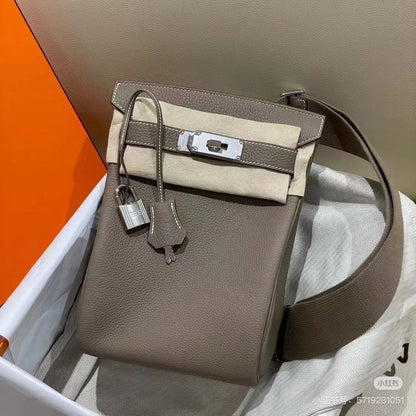 Hermes 
Master
450 dhs🪙🌨️
#18cm*26.5cm
#with box💕🙋‍♂️💁‍♂️

Zain228
♥️♥️♥️