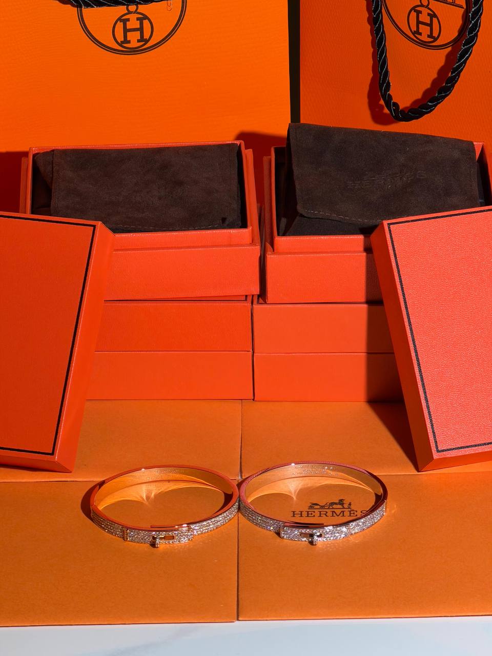 Hermes
  Bangle Collection 😍
Quality: Super Master 
Non -Tarnish color
* ⁠Rose Gold 
* ⁠Silver
For Price 👇 WTSP Text Zain 0568585901

Zain268
♥️♥️♥️