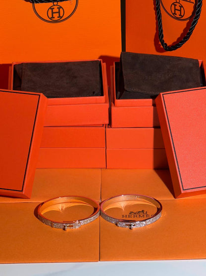 Hermes
  Bangle Collection 😍
Quality: Super Master 
Non -Tarnish color
* ⁠Rose Gold 
* ⁠Silver
For Price 👇 WTSP Text Zain 0568585901

Zain268
♥️♥️♥️